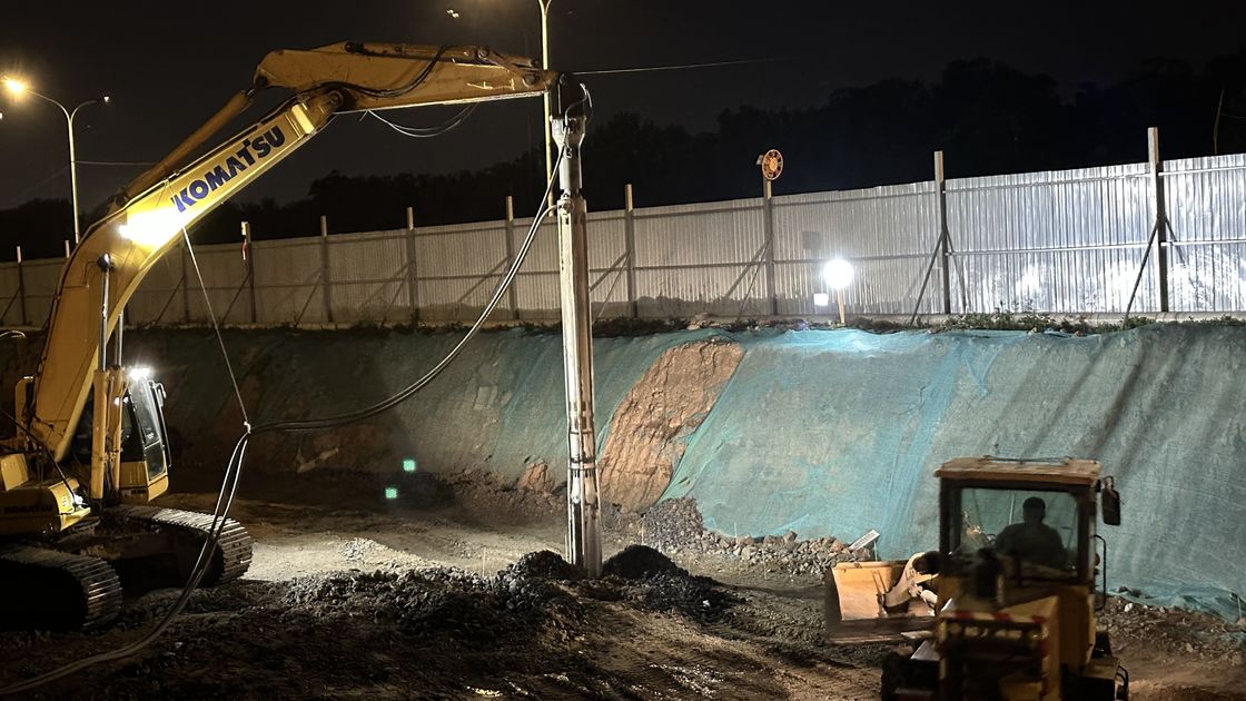 BVEM 2600 tpm rotatiesnelheid Vibroflotation-apparaat gemonteerd op een graafmachine die het hydraulische energiesysteem deelt